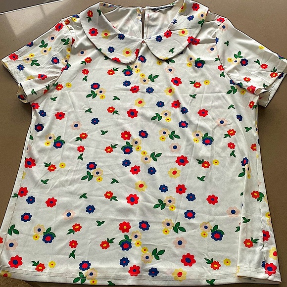 Multicoloured flower print jersey/rayon top, with a peter pan collar. - Picture 1 of 3